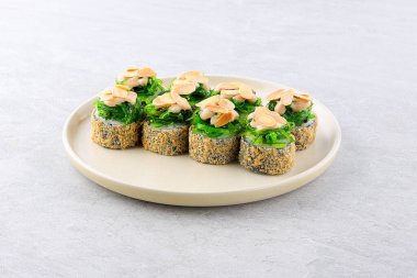 Chuka Roll. Siyah arka planda suşi kompozisyonu. Japon Mutfağı Sanatı. Menü ve suşi bar dekorasyonu için yiyecek fotoğrafçılığı