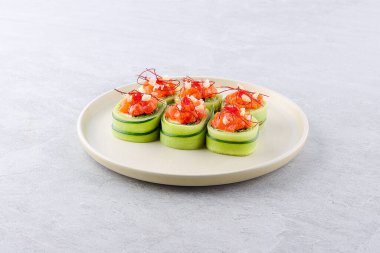 Suşi, salatada salata, ton balığı ve peynirli beyaz arka planda. restoran menüsü.