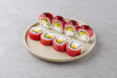 Baharatlı ton balığı suşi rulosu. Japon ton balıklı suşi rulosu. Klasik Japon dürümü deniz ürünleri, deniz yosunu, suşi zengin ve salatalıklı. Geleneksel Japon izakaya restoranı mutfağı.