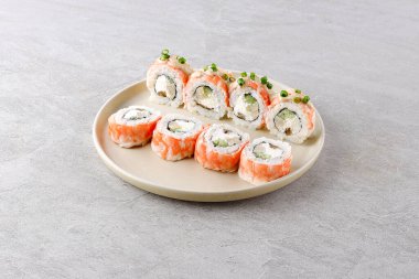 Restoran menüsü, suşi barı ya da yemek servisi için güzel bir suşi kompozisyonu.