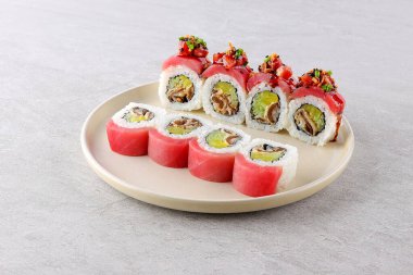 Suşi taştan arka planda Japon yemeği yuvarlıyor. Ton balıklı suşi rulosu, kombine, karides kızartması ve wasabi sosu. Japon restoran menüsü.