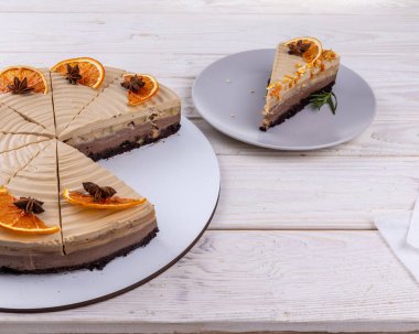 Beyaz arka planda izole edilmiş üç çikolatalı pasta dilimi,