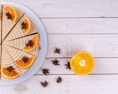 Beyaz arka planda izole edilmiş üç çikolatalı pasta dilimi,