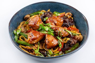 Koyu taş arka plan kopya alanı üzerinde kase tavuk eti ve susam ile Udon kızarmış erişte