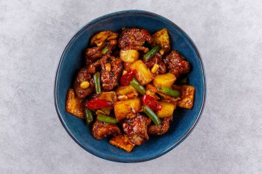 Ananaslı kızarmış teriyaki tavuğu, yeşil fasulye, fıstık, biber, tava, gri arka planda.