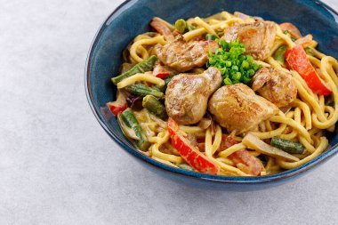 Köri Laksa. Tavuk etli ve karidesli hindistan cevizli şehriye. Erişteli Peranakan şehriye çorbası ve köri çorbası. Asya geleneksel yemekleri