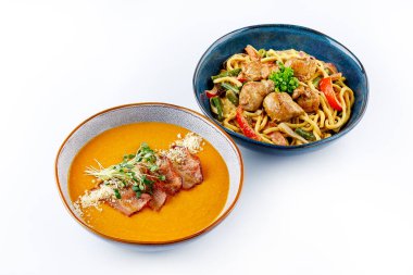 Beyaz arka planda çorba ve erişte, beyaz arka planda yemek.,