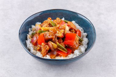 Tatlı ve ekşi pilav sebzeli domuz budu, üst manzara.,