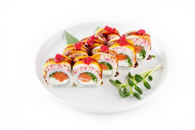 Suşi bar menüsü veya yemek teslimatı için somon, yılan balığı ve surimi ile Royal roll..