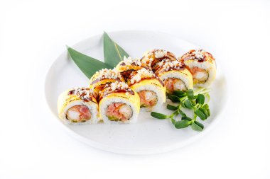 Karides, salatalık, yılan balığı ve soya soslu ton balıklı suşi.,