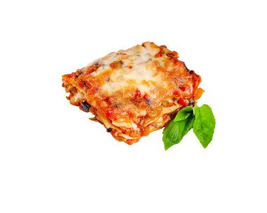 Beyaz bir tabakta servis edilen fesleğen yapraklarıyla kaplı kıymalı bolonez soslu geleneksel lazanyaya yakın çekim.,