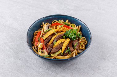 Menü, web sitesi, restoran veya yemek teslimatı için etli ve sebzeli Udon eriştesi..