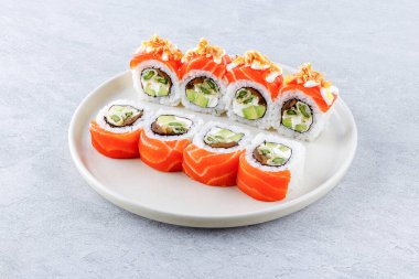 Avokado, kuşkonmaz tempura, krem peynir, somon, peynir sosu ve bademli suşi..