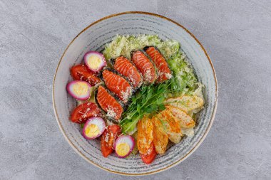 Somonlu salata, bıldırcın yumurtası, domates, parmesan ve ekmek kırıntısı.,