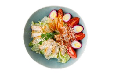 Beyaz arka planda tavuklu Sezar salatası. Yemek teslimat menüsü ya da restoran için izole et.,
