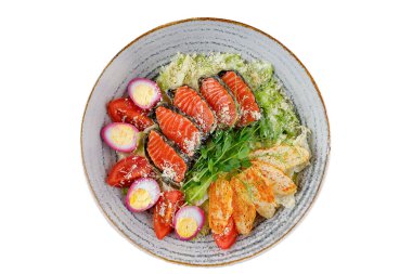 Gıda teslimat alanı veya restoran menüsü için beyaz arka planda somonlu gurme Sezar salatası.,