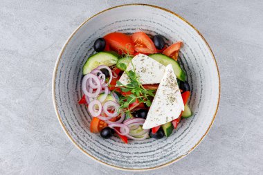 Sebzeli En İyi Salata ve Gri Arkaplanda Güzel Tabaklar İçinde Feta Peyniri, Spor Salatası, Menü Fotoğrafı,