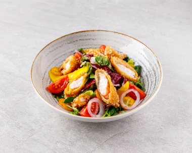 Panko karidesli salata, avokado ve mango. Restoran menüsü için gri bir arka plan.