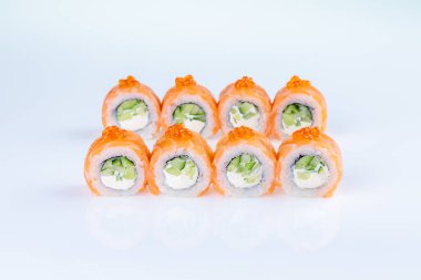 Kırmızı havyarlı ve somonlu Philadelphia suşi rulosu, beyaz arka planda bir yemek teslimat sitesi için rulo,