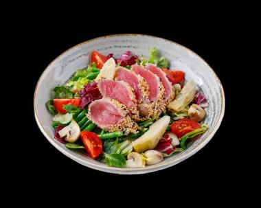 Restoran menüsü için siyah arka planda ton balıklı salata ve enginar.,