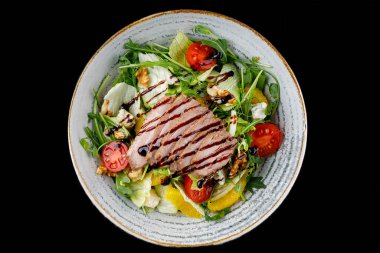 Teriyaki soslu ördek salatası. Yemek teslimat menüsü için kara arka planda.,