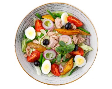 Beyaz arka planda ton balığı salatası. İzole et. Restoran menüsü teslimat için,