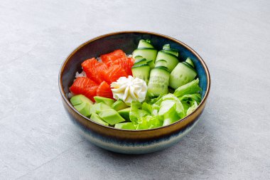 Somon, avokado, salatalık, buzdağı salatası, krem peynir, acı biber soslu Hawaii poke kasesi.