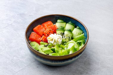 Somon, avokado, salatalık, buzdağı salatası, krem peynir, acı biber soslu Hawaii poke kasesi.