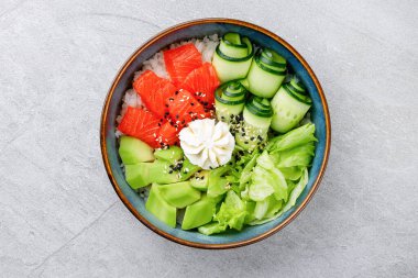 Somon, avokado, salatalık, buzdağı salatası, krem peynir, acı biber soslu Hawaii poke kasesi.