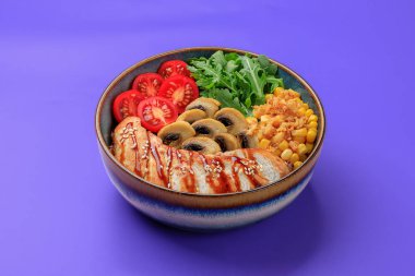 Pirinç ve mantarlı tavuk salatası..