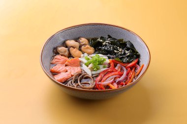 Japon çorbası, deniz mahsulü ve erişteli güzel bir kâse.,