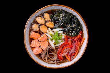 Güzel yemeklerde siyah arka planda Asya tarzı çorba.,