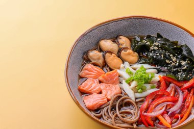 Japon çorbası, deniz mahsulü ve erişteli güzel bir kâse.,