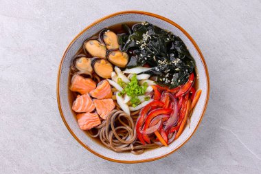 Japon çorbası, deniz ürünleri ve soba eriştesi.,