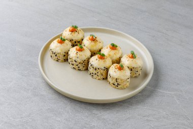 Yengeç mayonezli taze suşi rulosu. Philadelphia peyniri.