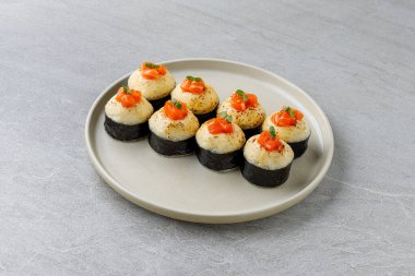 Yengeç mayonezli taze suşi rulosu. Philadelphia peyniri.