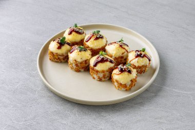 Yengeç mayonezli taze suşi rulosu. Philadelphia peyniri.