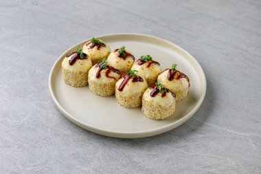 Yengeç mayonezli taze suşi rulosu. Philadelphia peyniri.