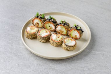 Japon suşi tempura maki yengeç eti ve tobiko rulosu. Geleneksel Japon yemek tarzı, restoran menüsü.,