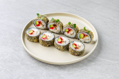 Japon suşi tempura maki yengeç eti ve tobiko rulosu. Geleneksel Japon yemek tarzı, restoran menüsü.,