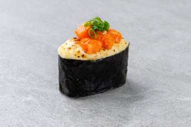 Yengeç mayonezli taze suşi rulosu. Philadelphia peyniri.