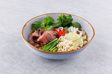 Çeşitli çorba kaseleri çeşitleri var. Çorba koleksiyonunun birçok çeşidi var. Mantar çorbası, tavuk çorbası, kabak çorbası, karides, sığır eti, sebze, yengeç. İzole edilmiş çeşitli çorba kaseleri..