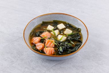 Çeşitli çorba kaseleri çeşitleri var. Çorba koleksiyonunun birçok çeşidi var. Mantar çorbası, tavuk çorbası, kabak çorbası, karides, sığır eti, sebze, yengeç. İzole edilmiş çeşitli çorba kaseleri..