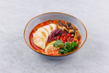 Çeşitli çorba kaseleri çeşitleri var. Çorba koleksiyonunun birçok çeşidi var. Mantar çorbası, tavuk çorbası, kabak çorbası, karides, sığır eti, sebze, yengeç. İzole edilmiş çeşitli çorba kaseleri..