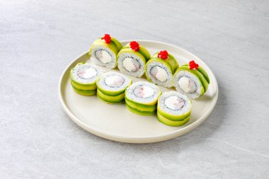 Restoran Menüsü veya Yemek Teslimatı İçin Gri Arkaplanda Japon Suşi Rolls Philadelphia Uramaki Tabağı,