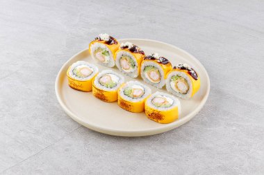 Restoran Menüsü veya Yemek Teslimatı İçin Gri Arkaplanda Japon Suşi Rolls Philadelphia Uramaki Tabağı,