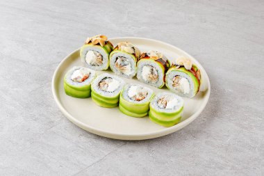 Restoran Menüsü veya Yemek Teslimatı İçin Gri Arkaplanda Japon Suşi Rolls Philadelphia Uramaki Tabağı,