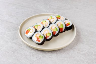Restoran Menüsü veya Yemek Teslimatı İçin Gri Arkaplanda Japon Suşi Rolls Philadelphia Uramaki Tabağı,