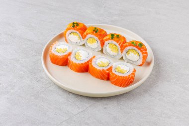 Restoran Menüsü veya Yemek Teslimatı İçin Gri Arkaplanda Japon Suşi Rolls Philadelphia Uramaki Tabağı,