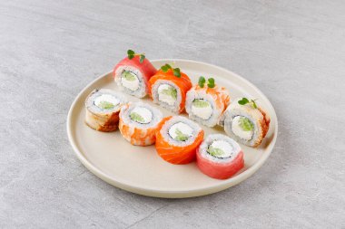 Restoran Menüsü veya Yemek Teslimatı İçin Gri Arkaplanda Japon Suşi Rolls Philadelphia Uramaki Tabağı,